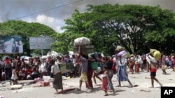 Warga muslim dipindahkan ke wilayah yang lebih aman di Sittwe, ibukota propinsi Rakhine, Burma (Foto: dok). Para pejabat Burma mengatakan korbam kekerasan etnik di negara itu telah melampaui jumlah 100 orang.