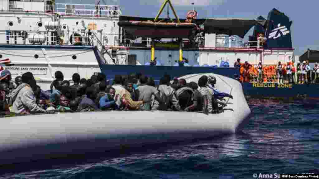 Le bateau Dignité a secouru seulement 128 migrants de l&rsquo;embarcation en caoutchouc qui le transportait.