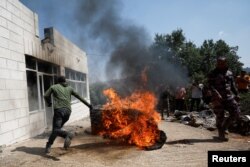 Seorang pria Palestina berlari pasca serangan oleh sekelompok pemukim Yahudi bersenjata di dekat Ramallah, Tepi Barat (foto: dok).
