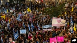 ประชาชนในกรุงเทลอาวีฟออกมาชุมนุม ในวันเสาร์ที่ 8 มี.ค. เพื่อเรียกร้องให้มีการปล่อยตัวประกันในมือฮามาสกลับมา