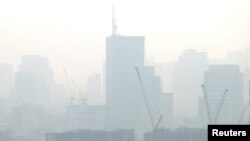 Gedung-gedung pencakar langit terlihat berselimut asap putih akibat polusi udara di Bangkok, Thailand, 17 Januari 2019. (Foto: dok).