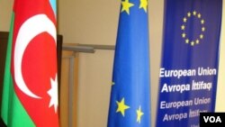 Avropa İttifaqı və Azərbaycanın bayraqları (Mənbə: VOA)