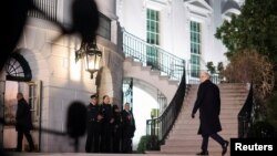 အမေရိကန်သမ္မတ Donald Trump ဖလော်ရီဒါပြည်နယ်ကနေ မြို့တော်ဝါရှင်တန်က သမ္မတအိမ်တော်ကို ပြန်လာစဥ်။ (ဇန်နဝါရီ ၂၇၊ ၂၀၂၅) 