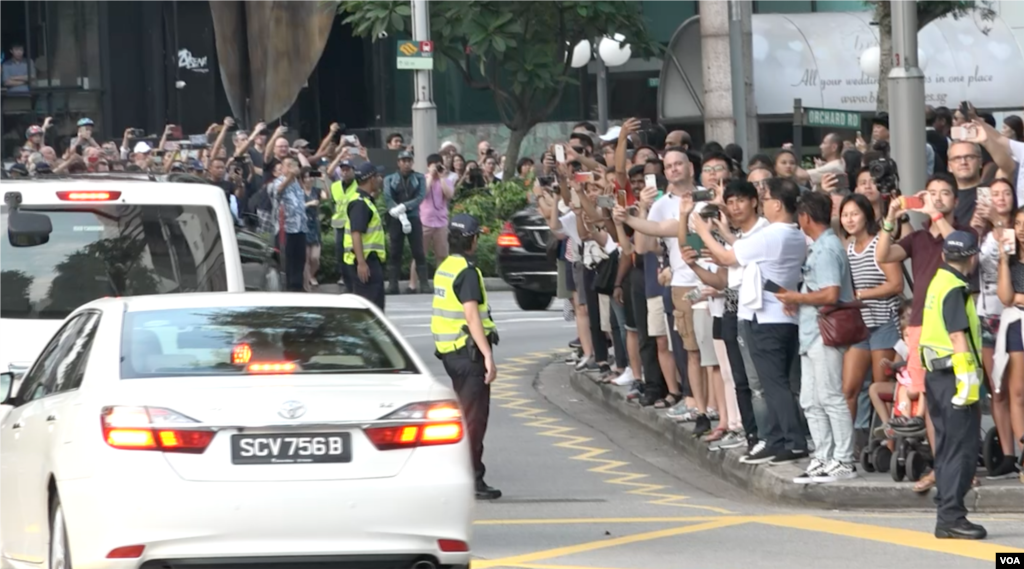 صدها نفر در مقابل اقامتگاه رهبران امریکا و کوریای شمالی تجمع کرده اند تا هر حرکت آنان را شاهد باشند