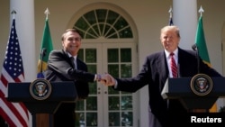 Le Président du Brésil, Jair Bolsonaro, serre la main du Président des États-Unis, Donald Trump, à l'issue d'une conférence de presse conjointe au Rose Garden de la Maison Blanche à Washington, aux États-Unis, le 19 mars 2019. REUTERS / Kevin Lamarque