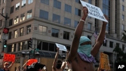 Manifestantes se congregan cerca de la Casa Blanca, al continuar las protestas por la muerte de George Floyd, hace un mes en Minnesota.