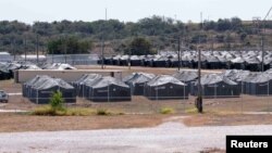خیمه‌های تازه برپا شده برای نگهداری مهاجران در مرکز مهاجران پایگاه نظامی گوانتانامو 