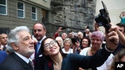 Placido Domingo berswafoto di Gedung Opera 'Festspielhaus' setelah membawakan "Luisa Miller" karya Giuseppe Verdi, di Salzburg, Austria, Sunday, Aug. 25, 2019. 