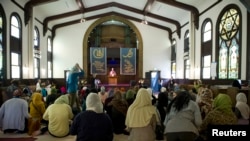 Des femmes musulmanes prient dans une mosquée à Los Angeles, Californie, le 30 janvier 2015.