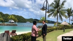 帕劳总统雷门格索今年8月与到访的时任美国防长埃斯珀会晤