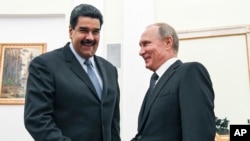 Le président vénézuélien, Nicolas Maduro, reçu par son homologue russe Vladimir Poutine au Kremlin, Moscou, 4 octobre 2017.