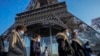 Para turis mengunjungi Menara Eiffel di Paris di tengah perebakan varian Omicron di Eropa (foto: dok). 