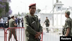 Para tentara di luar pangkalan militer Bouchoucha di Tunis, Tunisia menyusul aksi tembakan pada 25 Mei 2015. (Reuters/Anis Mili)