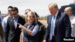Kirstjen Nielsen et le président américain Donald Trump lors d'une visite d'une section du mur à la frontière avec le Mexique.