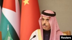 Menteri Luar Negeri Arab Saudi Pangeran Faisal bin Farhan Al Saud menghadiri konferensi pers dalam acara Konferensi Teluk Arab di Riyadh, Arab Saudi, pada 9 Desember 2022. (Foto: Reuters/Ahmed Yosri)