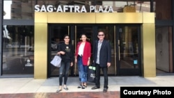 Ketua baru PARFI Marcella Zalianty dan Aktor Ray Sahetapy di depan kantor SAG-AFTRA. (Foto courtesy: Marcella dan Ray) 