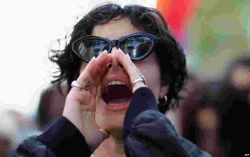 .یک زن در حال شعار دادن در تظاهرات نیویورک در اولین سالگرد کشته شدن مهسا امینی (شنبه ۲۵ شهریور ۱۴۰۲) 