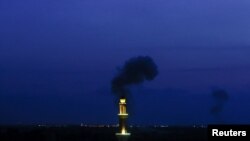 Asap tampak mengepul di langit Gaza menyusul serangan udara Israel yang menghantam kota tersbeut pada 10 Mei 2023. (Foto: Reuters/Ibraheem Abu Mustafa)