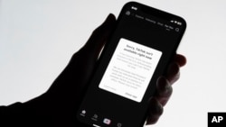 Pesan yang bertuliskan "Maaf, TikTok tidak tersedia saat ini" terlihat di layar ponsel pada Sabtu, 18 Januari 2025, di Los Angeles. (Foto: AP)