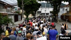 Torcedores fazem fila para prestar homenagens a Pelé durante velório na Vila Belmiro