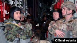 Izvedeni skokovi srpskih i američkih vojnih padobranaca, u Kovinu nedaleko od Beograda, 16. novembra 2017. (Foto: Ministarstvo odbrane Srbije)