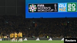 Pesebakbola dari tim Australia berkumpul di lapangan hijau menjelang pertandingan melawan tim Irlandia pada Kejuaraan Piala Dunia Putri FIFA, 20 Juli 2023. (REUTERS/Jaimi Joy)