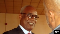 L'ex-ministre camerounais de l'Intérieur, Marafa Hamidou Yaya, attend l'ouverture de son procès pour détournement de fonds publics en cas de scandale concernant l'acquisition d'un avion présidentiel, à Yaoundé le 16 juillet 2012.. Photo AFP: Reinnier Kazé