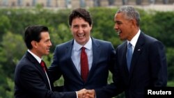 Presiden Meksiko Enrique Pena Nieto, Perdana Menteri Kanada Justin Trudeau dan Presiden AS Barack Obama dalam pertemuan di Ottawa (29/6). (Reuters/Chris Wattie)
