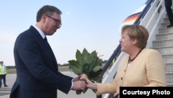 Predsednik Srbije Aleksandar Vučić i nemačka kancelarka Angela Merkel na aerodromu u Beogradu (RSE/courtesy photo)