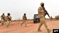 Des soldats burkinabés lors d'un entraînement avec des instructeurs de l'armée autrichienne, près d'Ouagadougo au Burkina Faso, le 13 avril 2018.