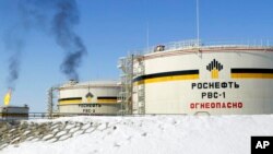 Foto de archivo del 5 de abril de 2006, en la que se observan tanques de una instalación del gigante petrolero controlado por el estado ruso OAO Rosneft, en el yacimiento petrolero de Priobskoye cerca de Nefteyugansk, en el oeste de Siberia, Rusia.