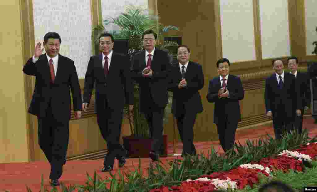 China's new Politburo Standing Committee members (from L to R) Xi Jinping, Li Keqiang, Zhang Dejiang, Yu Zhengsheng, Liu Yunshan, Wang Qishan and Zhang Gaoli, arrive to meet with the press at the Great Hall of the People in Beijing, November 15, 2012. 