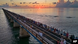 Una celebración por el bicentenario de los Cayos de Florida el 19 de mayo de 2023, en el Old Seven Mile Bridge de Marathon, Florida. 