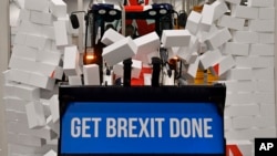 នាយករដ្ឋមន្រ្តីអង់គ្លេសលោក Boris Johnson ជិះត្រាក់ទ័របុកគំនរស្នោរ ដោយមានស្លាក «បញ្ចប់ Brexit» ជាប់ត្រាក់ទ័រ នៅរោងចក្រមួយ នៅក្រុង Uttoxeter ប្រទេសអង់គ្លេស។ 