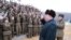 Lãnh đạo Bắc Hàn Kim Jong Un kiểm tra một đơn vị quân đội. (Ảnh tư liệu / Thông tấn xã Trung ương Triều Tiên KCNA)