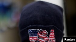 Un menor de Honduras, que vive temporalmente dentro del albergue para migrantes El Caminante, en Palenque, México, usa una gorra estadounidense el 26 de marzo de 2021.