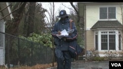 Seorang pegawai pos AS sedang mengantar surat di Washington, DC. Dinas pos Amerika kemungkinan harus mem-PHK 30 persen karyawannya.