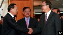 លោក ហ៊ុន សែន​ និង លោក សម រង្ស៊ី​ ចាប់​ដៃ​គ្នា​នៅ​នៅ​ក្រោយ​ពេល​ជួប​ប្រជុំ​កាល​ពី​ថ្ងៃ​ទី​១៦ កញ្ញា ២០១៣ នៅ​វិមាន​រដ្ឋសភា​ជាតិ។