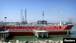 Sebuah supertanker Rusia berlabuh di terminal minyak Neka, 300 km timur laut Teheran. (Foto: Reuters)