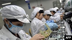 Công nhân Trung Quốc lắp ráp linh kiện điện tử tại nhà máy Foxconn ở Quảng Đông