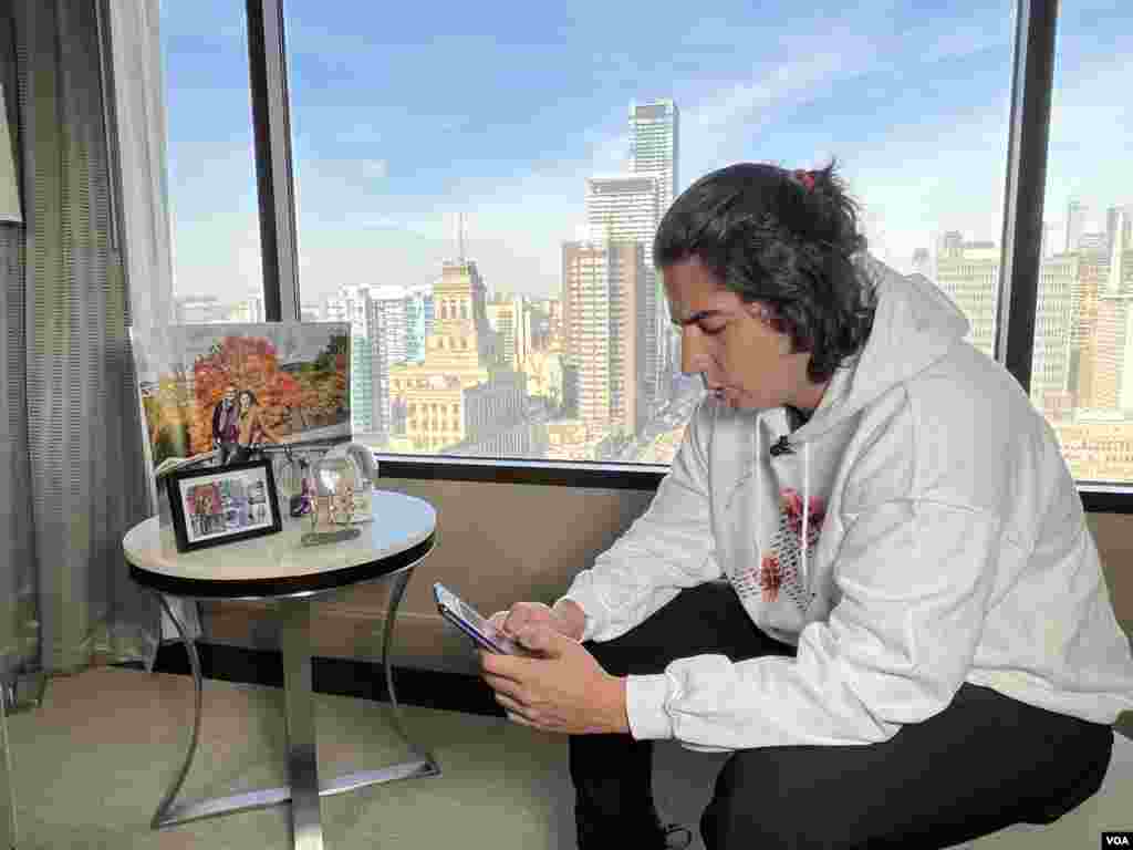 ​پشت صحنه فیلمبرداری مصاحبه بخش فارسی صدای آمریکا ​با آرش مرتب. آروین مرتب و آیدا فرزانه، برادر و زن برادر آرش مرتب، از جان باختگان پرواز پی اس ۷۵۲ بودند.