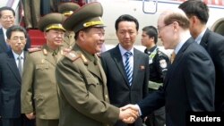 Utusan Korut Choe Ryong Hae (kiri) melakukan kunjungan ke Beijing, China (22/5).