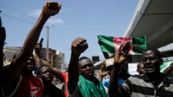 Para pengunjuk rasa membawa spanduk dalam demo memprotes kekerasan oleh polisi di Lagos, Nigeria, Selasa, 20 Oktober 2020. (Foto: AP)