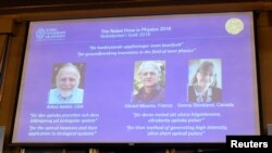 Peraih Nobel Fisika 2018: Arthur Ashkin dari Amerika Serikat, Gerard Mourou dari Perancis dan Donna Strickland dari Kanada, diumumkan oleh Akademi Sains Kerajaan Swedia di Stockholm, Swedia, 2 Oktober 2018. (Foto: dok).