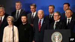 Президент США Джо Байден, президент України Володимир Зеленський, президентка Європейської комісії Урсула фон дер Ляєн, прем’єр-міністр Великої Британії Кір Стармер, президент Польщі Анджей Дуда та інші світові лідери у Нью-Йорку, 25 вересня 2024 р. (Фото: Леон Ніл через AP)