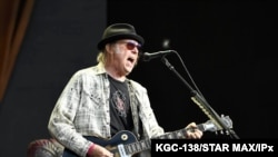 ARCHIVO - Neil Young en concierto en el British Summertime 2019, en Hyde Park, Londres, Inglaterra, el 12 de julio de 2019.
