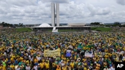 Ribuan demonstran ambil bagian dalam protes atas Presiden Dilma Rousseff, di depan Kongres Nasional Brazil di Brasilia (15/3). (AP/Eraldo Peres)