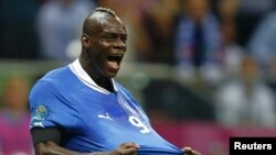 Mario Balotelli, striker AC Milan, dihukum tidak boleh bertanding untuk tiga pertandingan (foto: dok). 