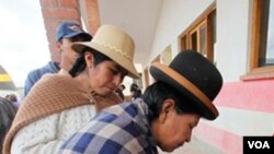Para pemilih memberikan suaranya dalam pemilihan hakim agung di TPS El Alto, Bolivia (16/10).