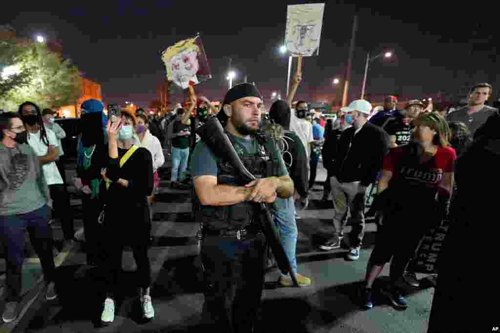 Les manifestations se sont poursuivies à Phoenix, en Arizona, le 4 novembre 2020.